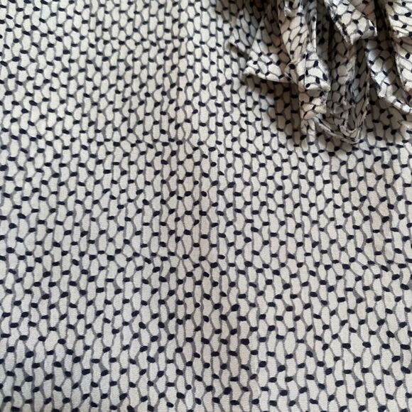 J. Crew Sleeveless Blouse 100% Silk Size 2 - Picture 2 of 4